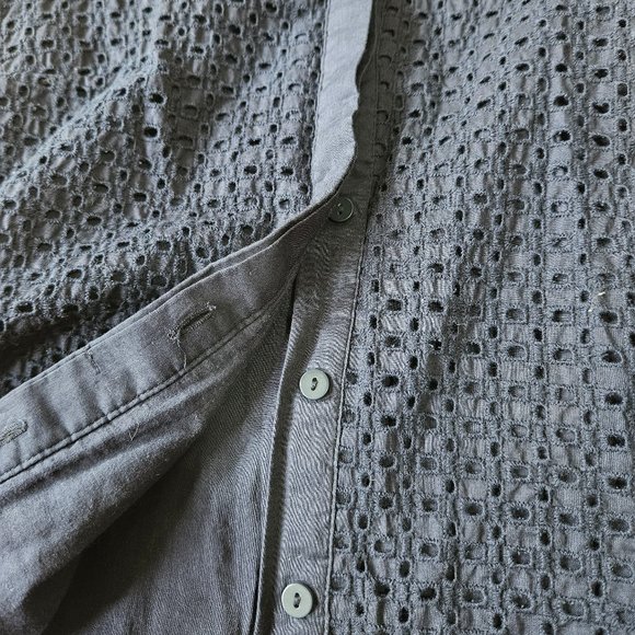 Eyelet lace collared sleeveless button-down blouse - Picture 8 of 12